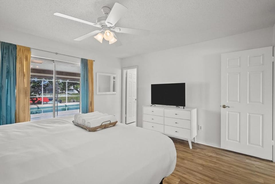 Sunshine Retreat - Heated Pool & Dock Ocean Access House in Port Saint Lucie