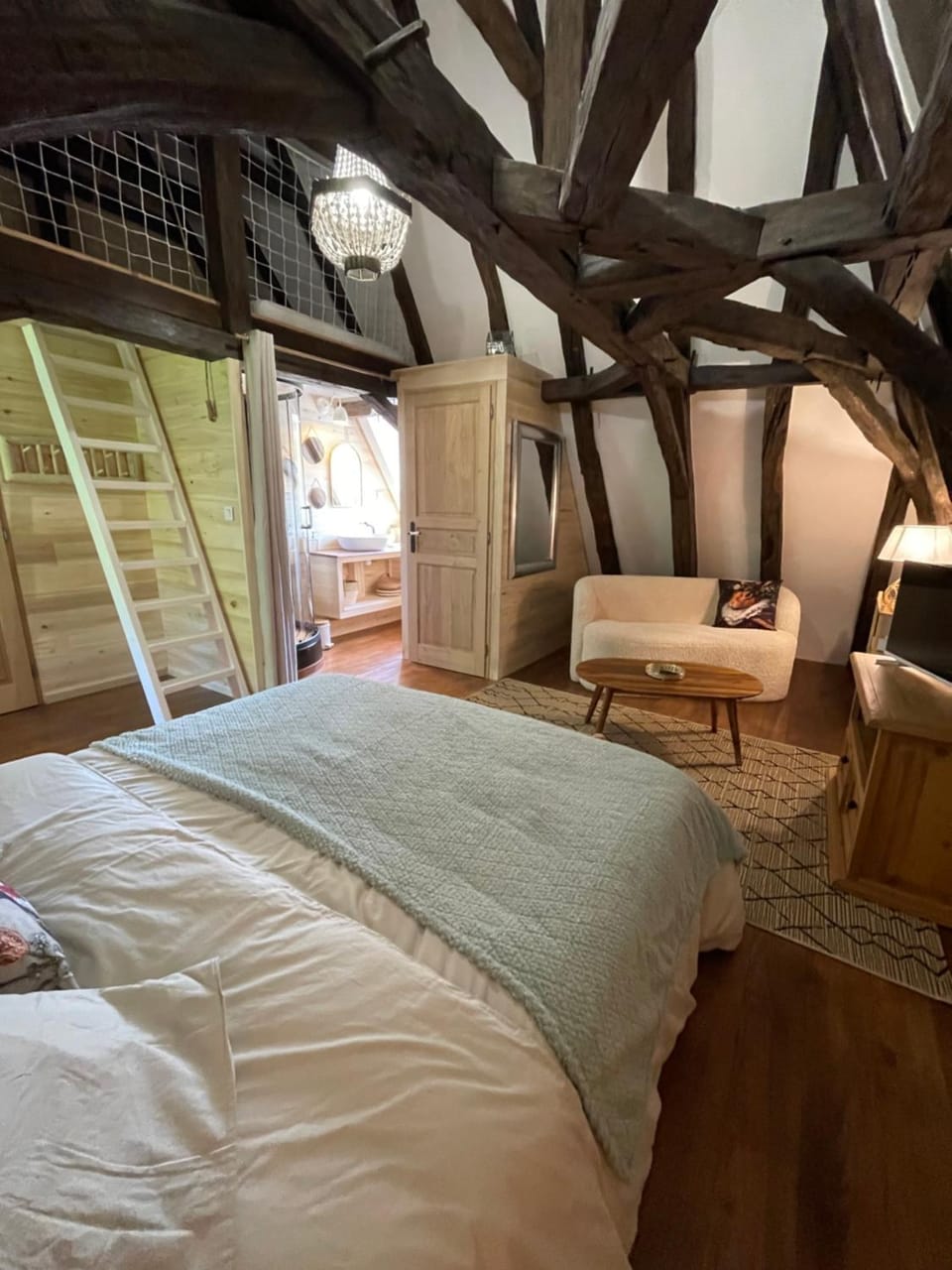 Photo of the whole room, Bedroom