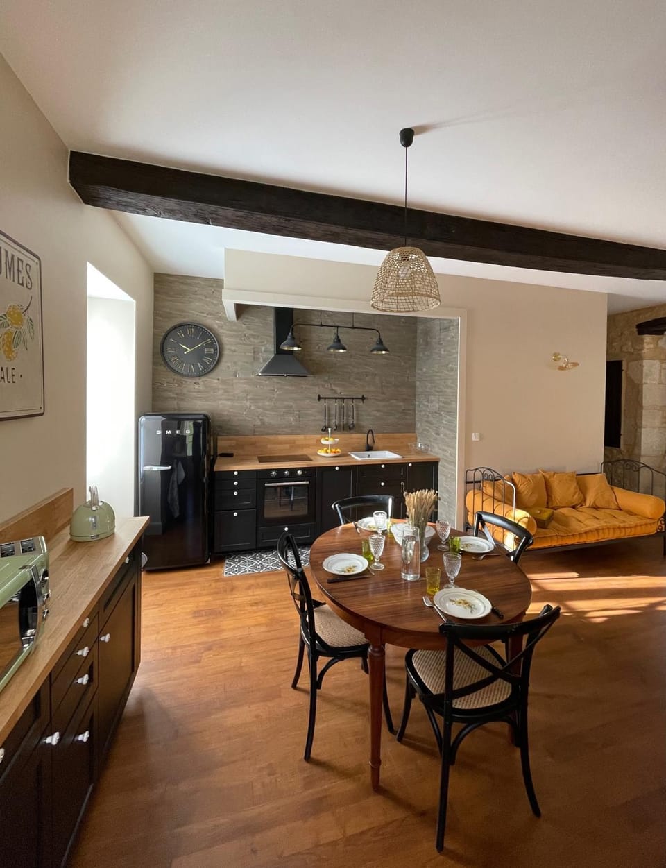 Kitchen or kitchenette, Dining area