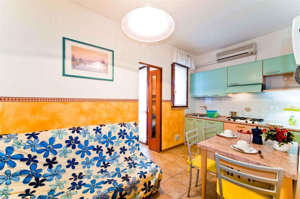 Seating area, Dining area, air conditioner