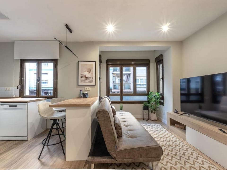 TV and multimedia, Kitchen or kitchenette, Living room, Seating area, Dining area