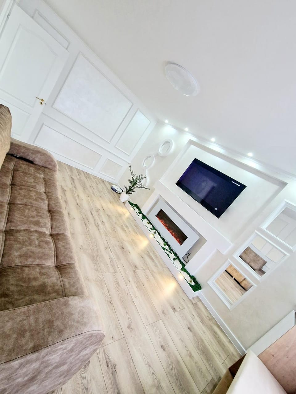 Communal lounge/ TV room, TV and multimedia, Living room, Seating area, Evening entertainment