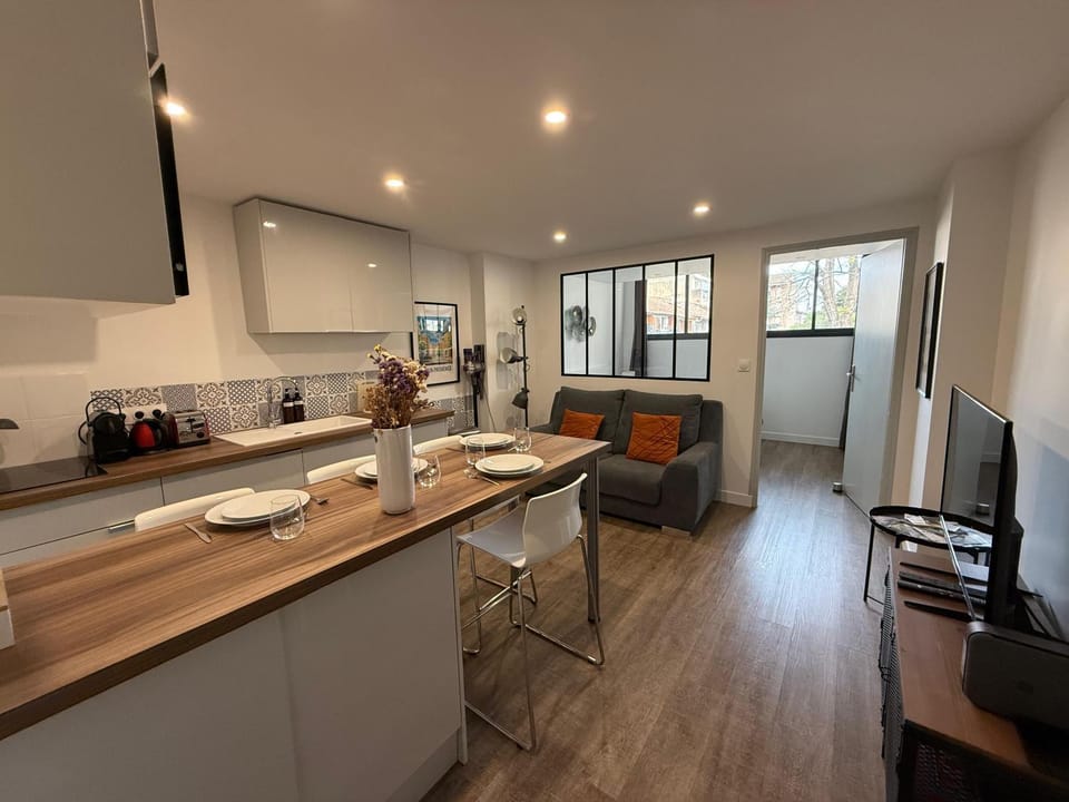 TV and multimedia, Kitchen or kitchenette, Living room, Seating area, Dining area, oven, stove, toaster