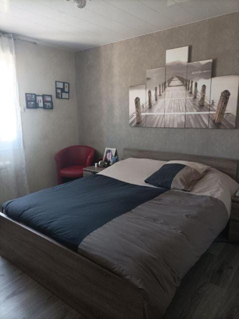 Photo of the whole room, Bedroom