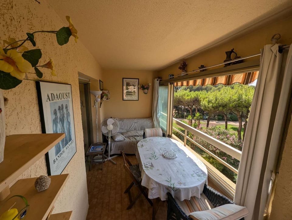 Piscine, climatisation, à 200 m des plages, idéal vacances en famille Apartment in Six-Fours-les-Plages
