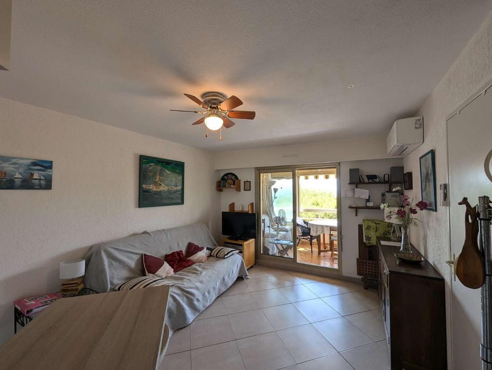 Piscine, climatisation, à 200 m des plages, idéal vacances en famille Apartment in Six-Fours-les-Plages