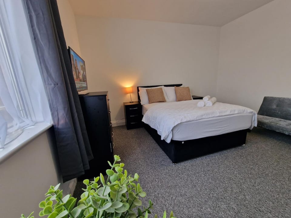 Bed, TV and multimedia, Photo of the whole room, Bedroom