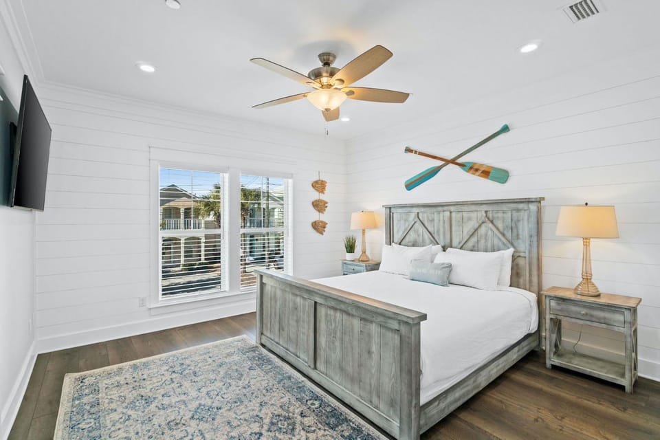 Bed, TV and multimedia, Bedroom