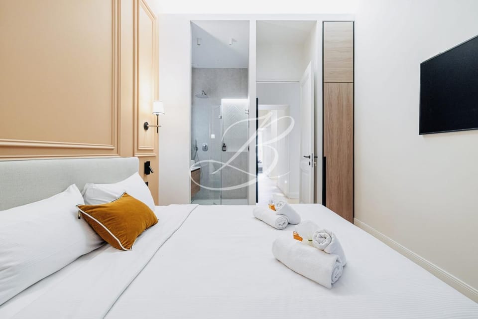 Shower, Bed, TV and multimedia, Photo of the whole room, Bedroom, towels, wardrobe