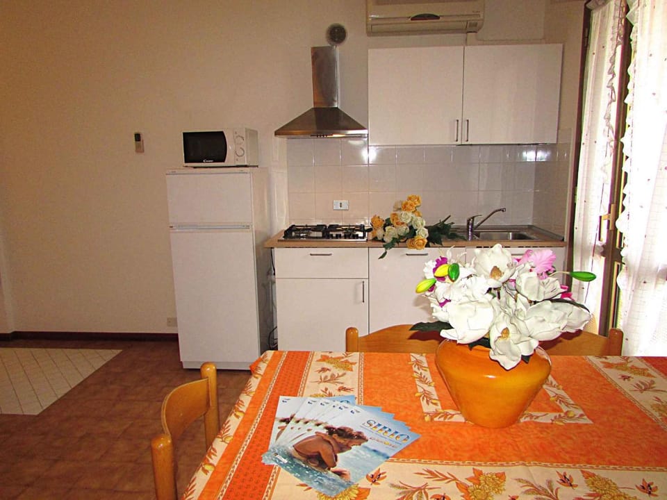 Dining area, microwave, air conditioner