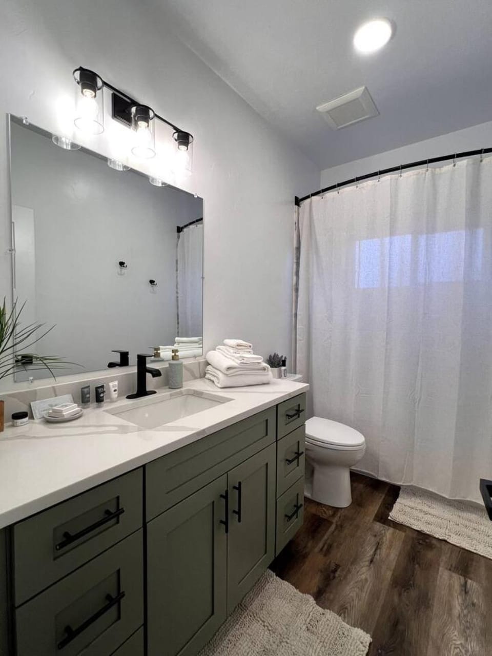 Gorgeous Views, Cozy Luxury 209 Apartment in Juneau