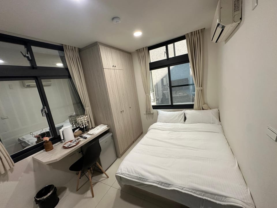 Bed, Photo of the whole room, air conditioner