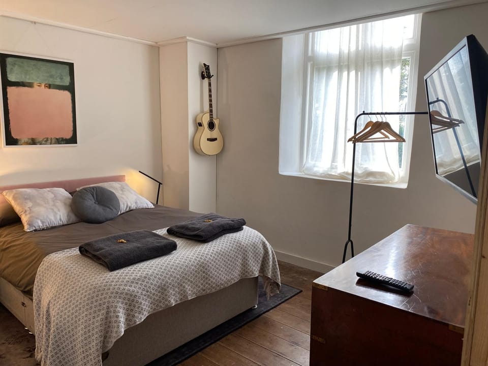 Bed, TV and multimedia, Bedroom