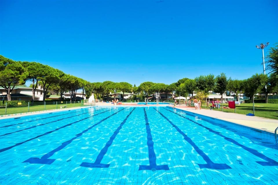 Property building, Summer, Swimming pool