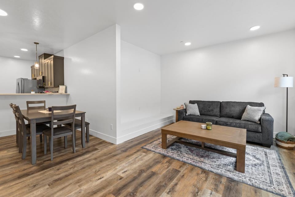 Cozy Spacious Retreat with Fireplace 205 Apartment in Juneau