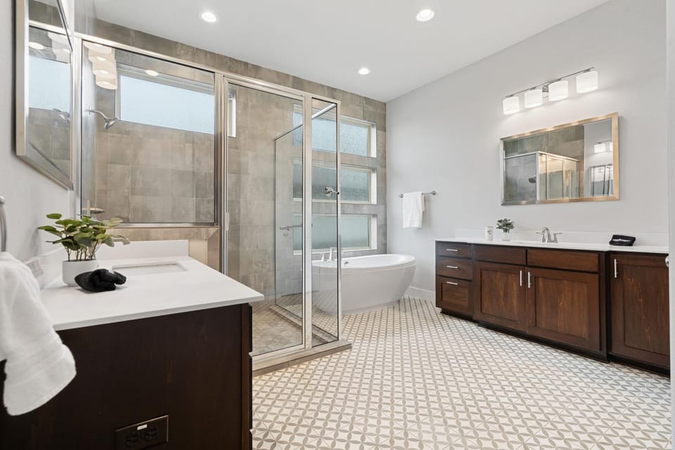 Luxury 4BR Escape Private Cinema & Views House in Leander