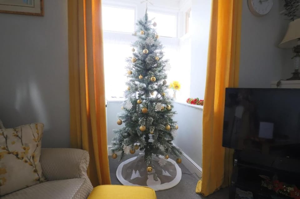 Charming character lodge in cemetery grounds House in Exeter