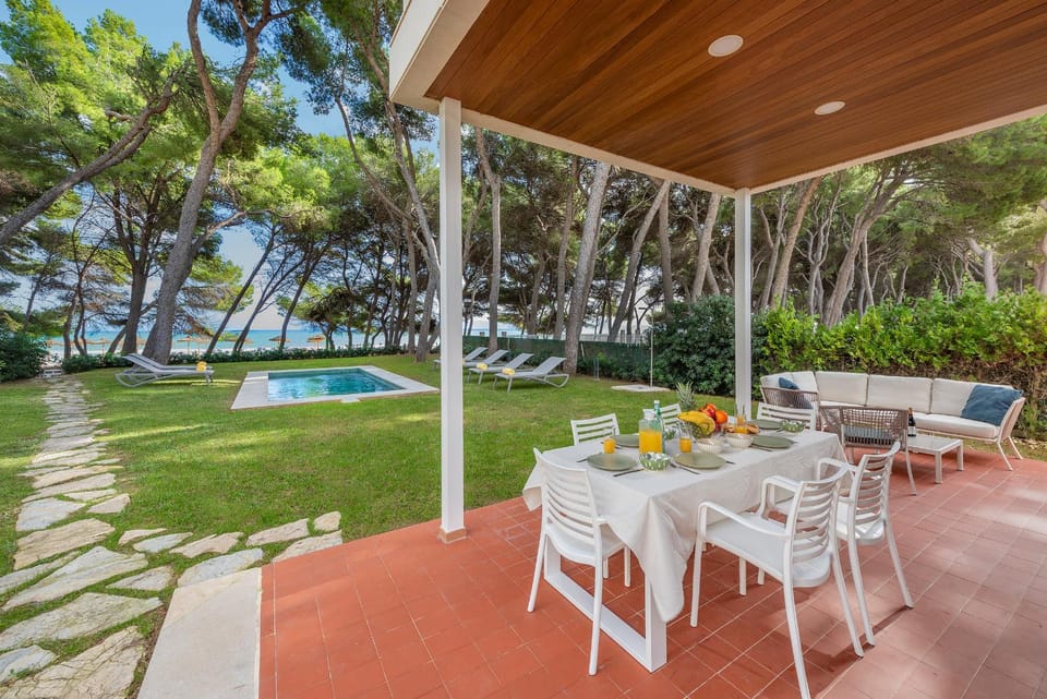 Garden, Seating area, Dining area, Garden view, Pool view, sunbed