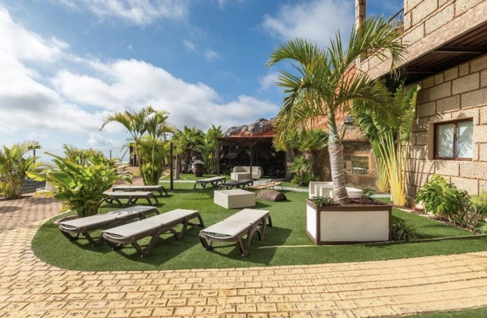 Property building, Balcony/Terrace, Living room