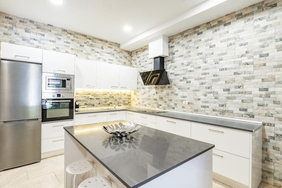 Kitchen or kitchenette, Living room