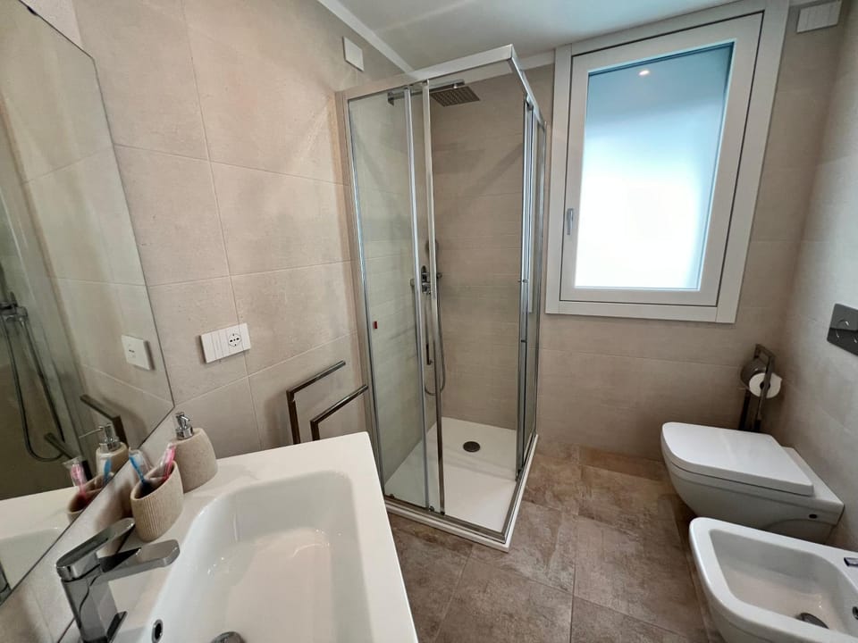 Shower, Toilet, Bathroom, Bath, bidet, towels