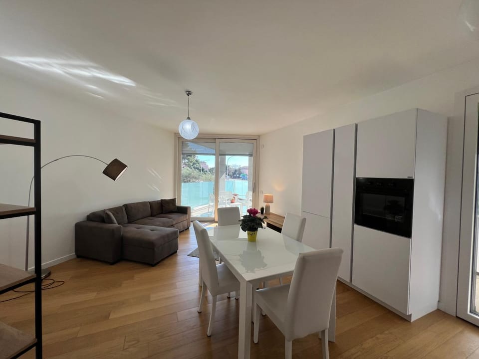 Communal lounge/ TV room, Kitchen or kitchenette, Living room, Seating area, Dining area, Evening entertainment, wardrobe