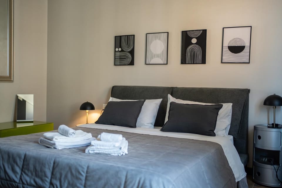 Bed, Bedroom, towels
