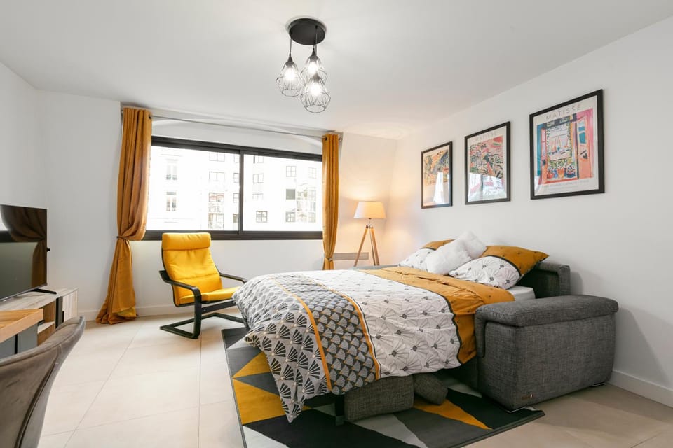 Bed, Living room