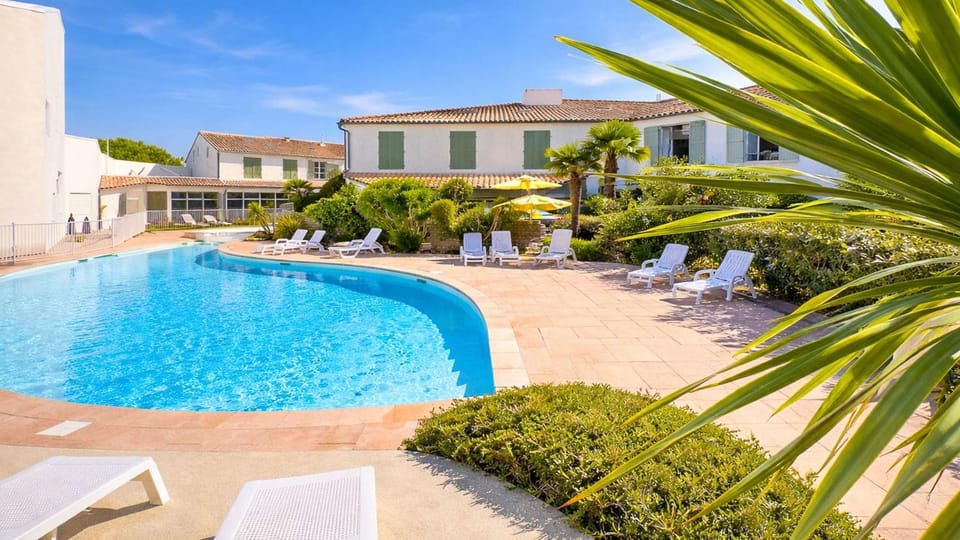 Property building, Pool view, Swimming pool, sunbed