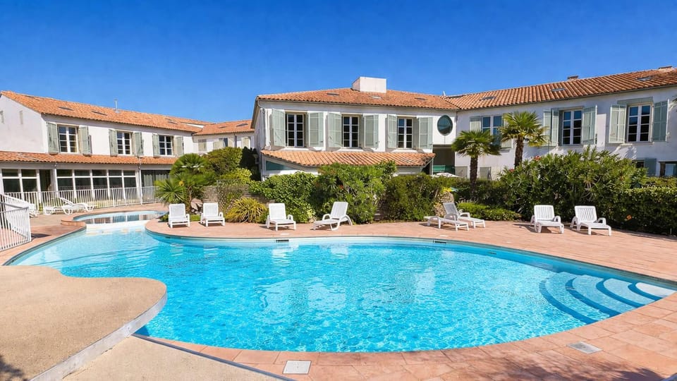 Property building, Pool view, Swimming pool, sunbed