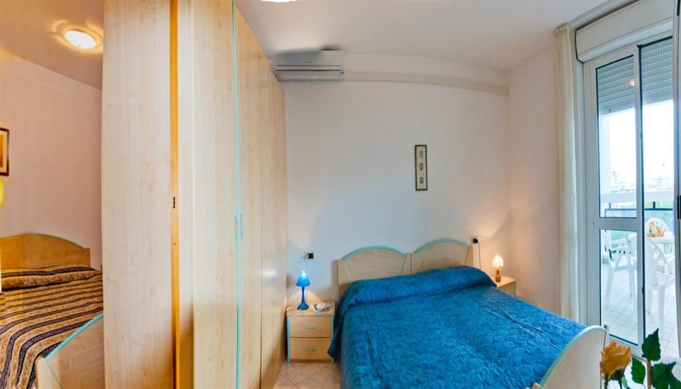 Bedroom, air conditioner