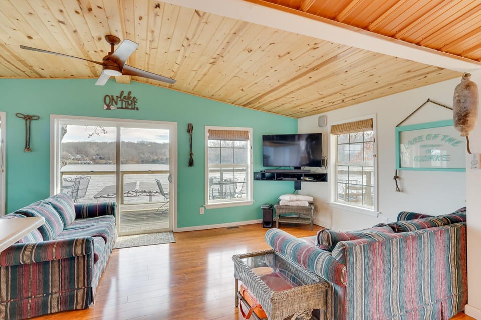 Fish and Boat on Lake of the Ozarks Waterfront Home House in Lake of the Ozarks