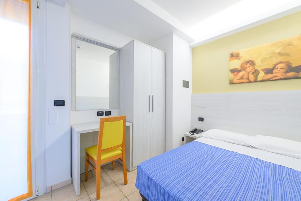Bed, Other, Photo of the whole room, Decorative detail, Bedroom, furniture, locker, safe, wardrobe