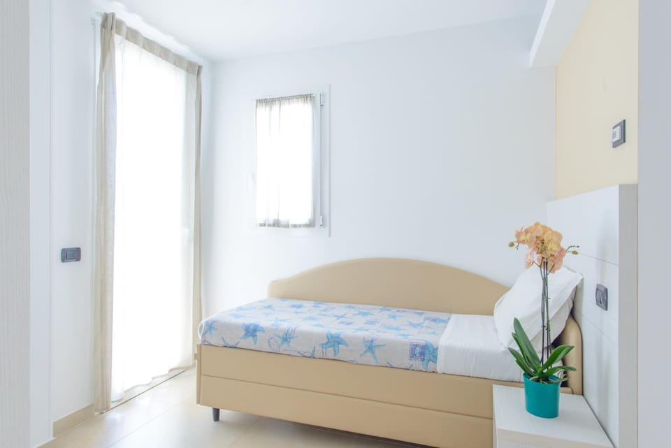 Bed, Photo of the whole room, Decorative detail, Bedroom, bunk bed