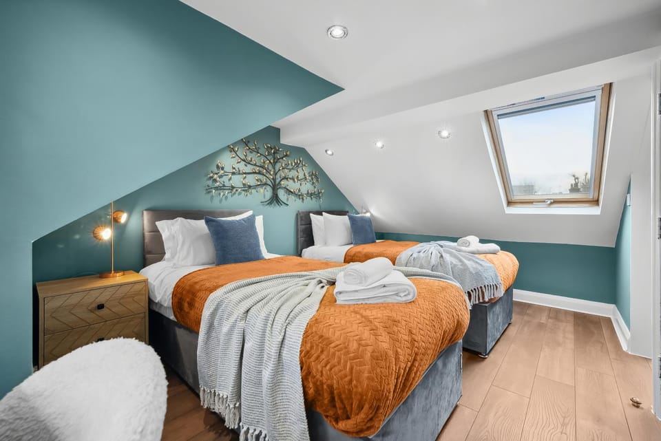 Bed, Photo of the whole room, Bedroom, towels