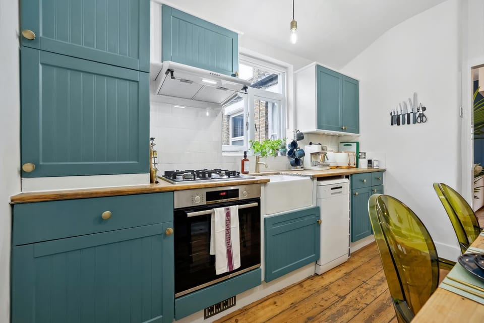 Kitchen or kitchenette, Dining area, dishwasher, oven, pet friendly, stove