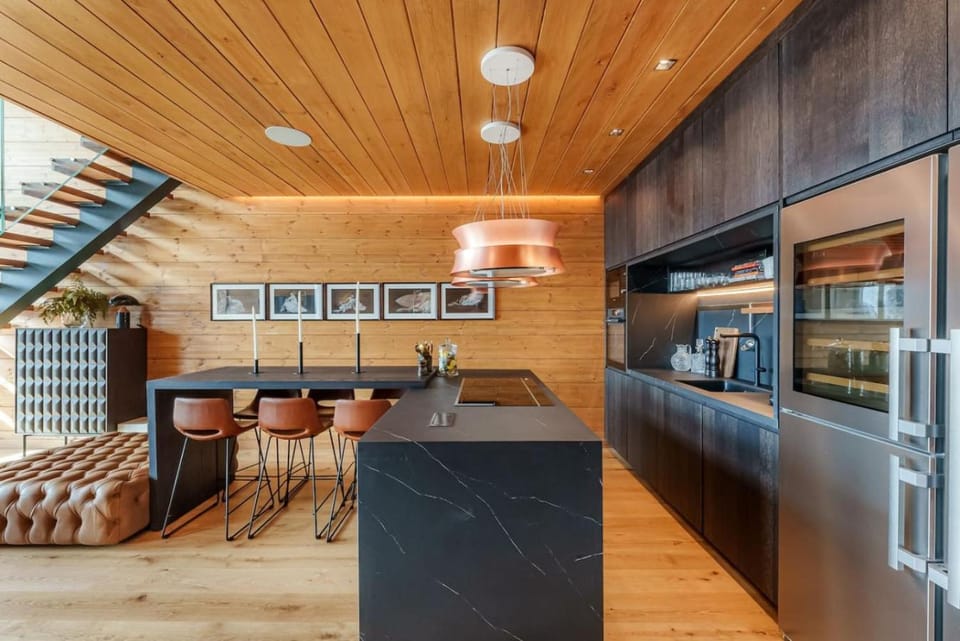 Kitchen or kitchenette, Dining area
