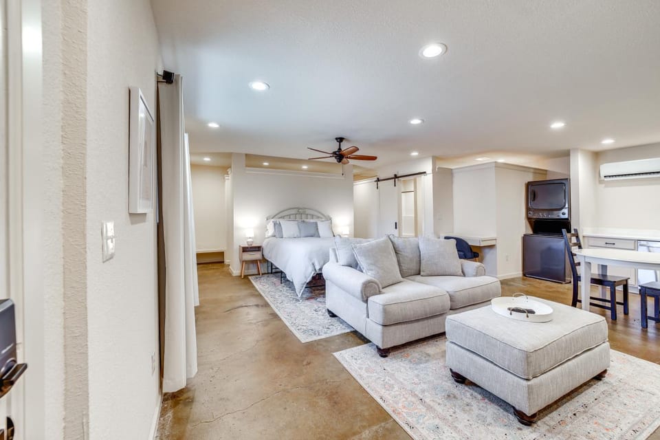 Central & Modern Studio w/ Workspace in Owasso! Apartment in Tulsa