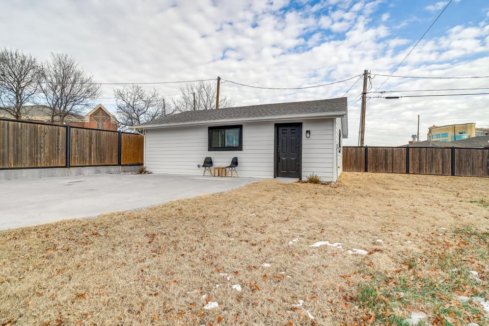 Central & Modern Studio w/ Workspace in Owasso! Apartment in Tulsa