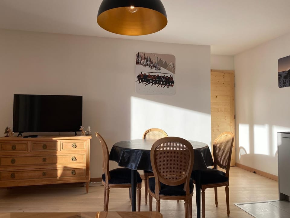 Communal lounge/ TV room, Living room, Seating area, Dining area