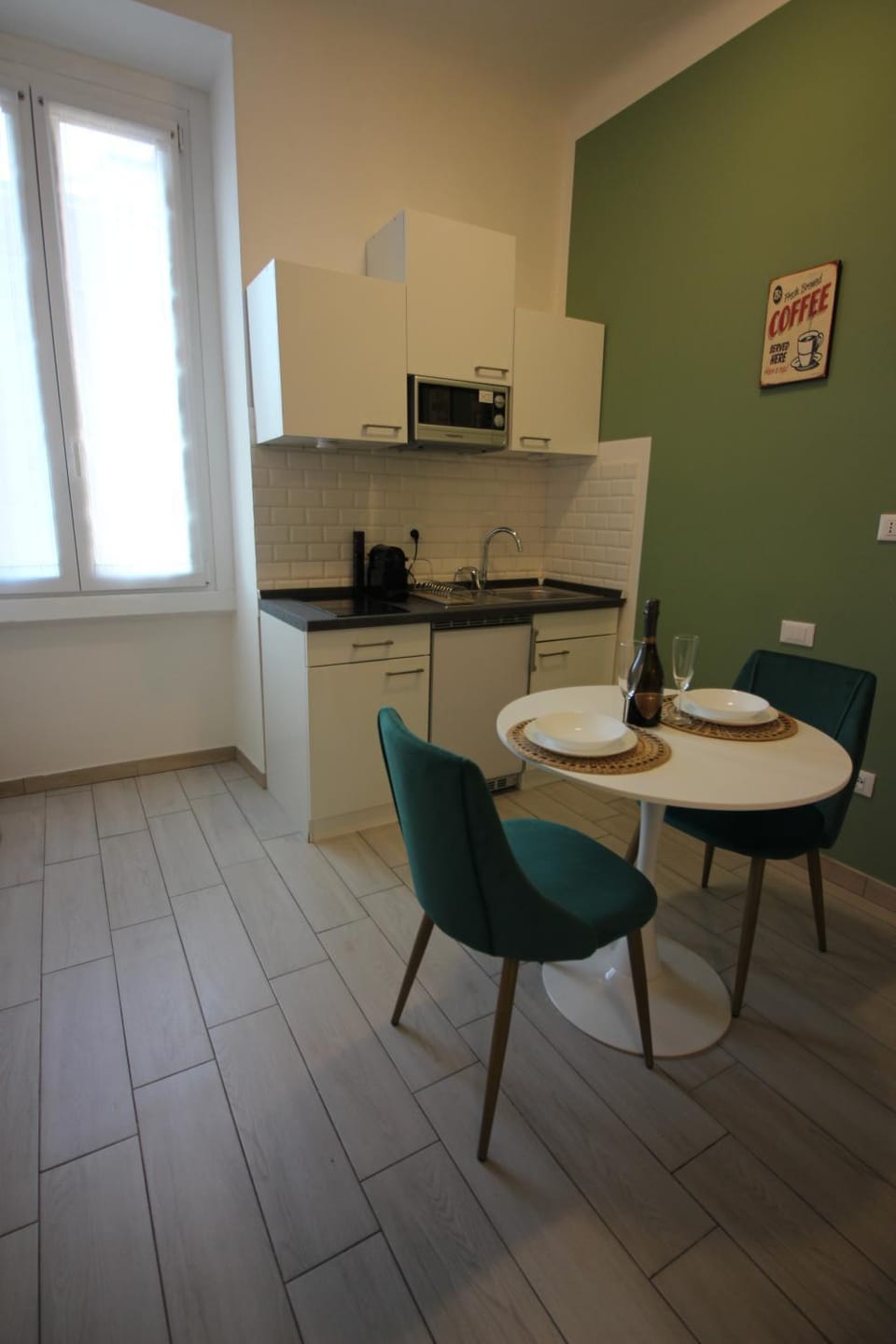 Kitchen or kitchenette, Dining area