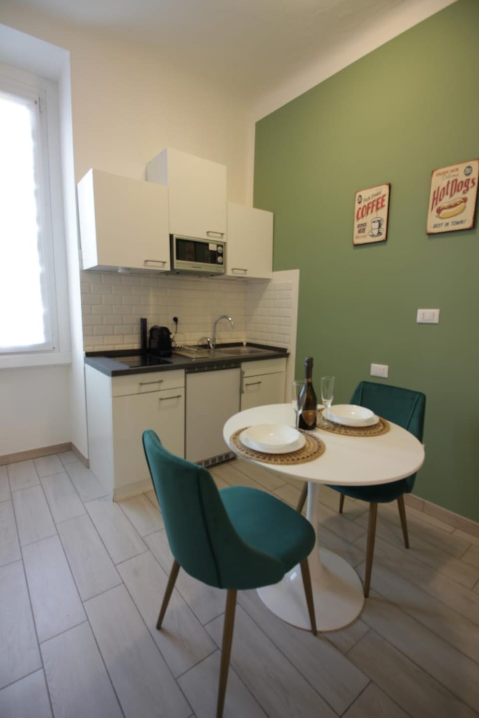 Kitchen or kitchenette, Dining area