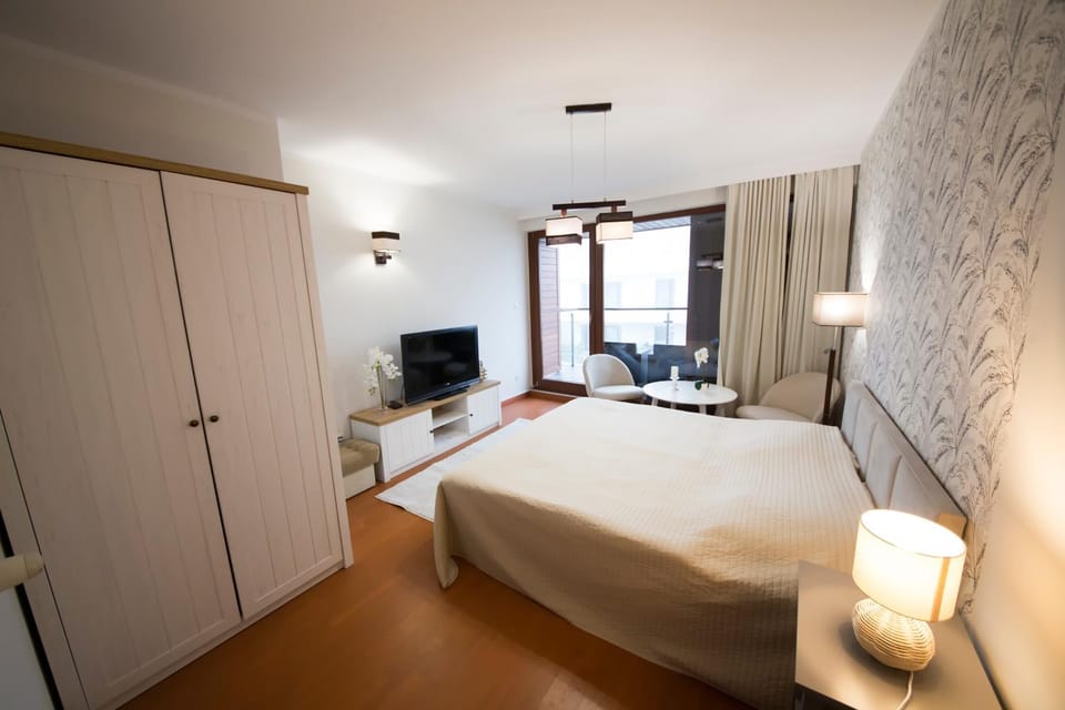 Bed, TV and multimedia, Bedroom, wardrobe