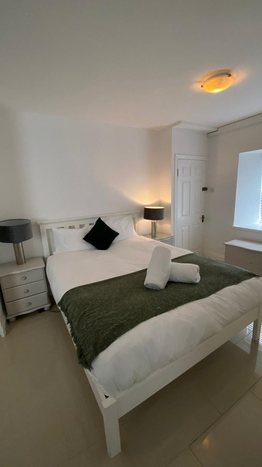 Stylish & Spacious Apartment, Sleeps 6 Apartment in Galway