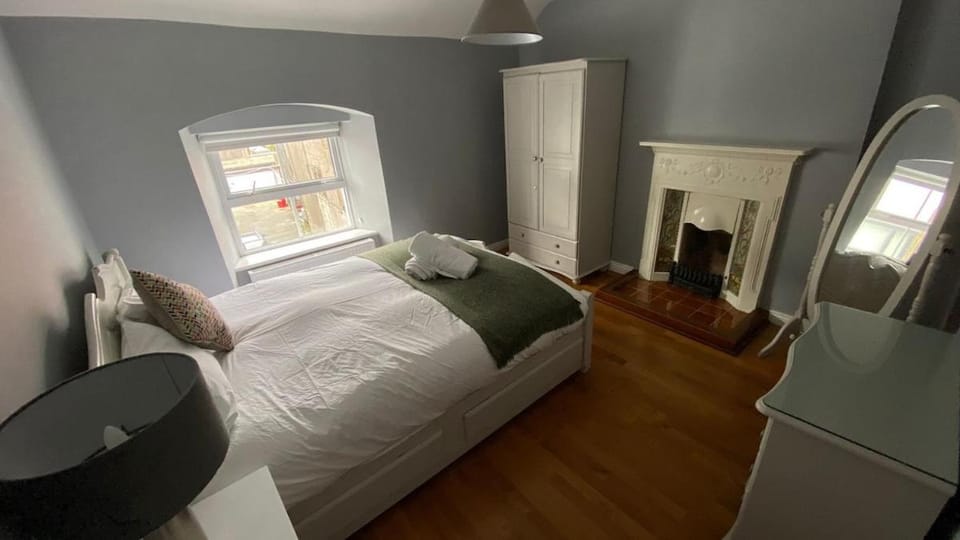 Stylish & Spacious Apartment, Sleeps 6 Apartment in Galway