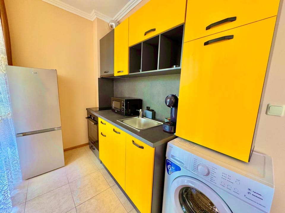 Kitchen or kitchenette, minibar, oven, stove, washing machine