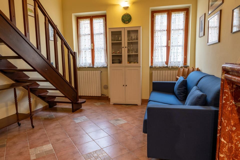 Living room, Seating area, furniture, heating, acessibility
