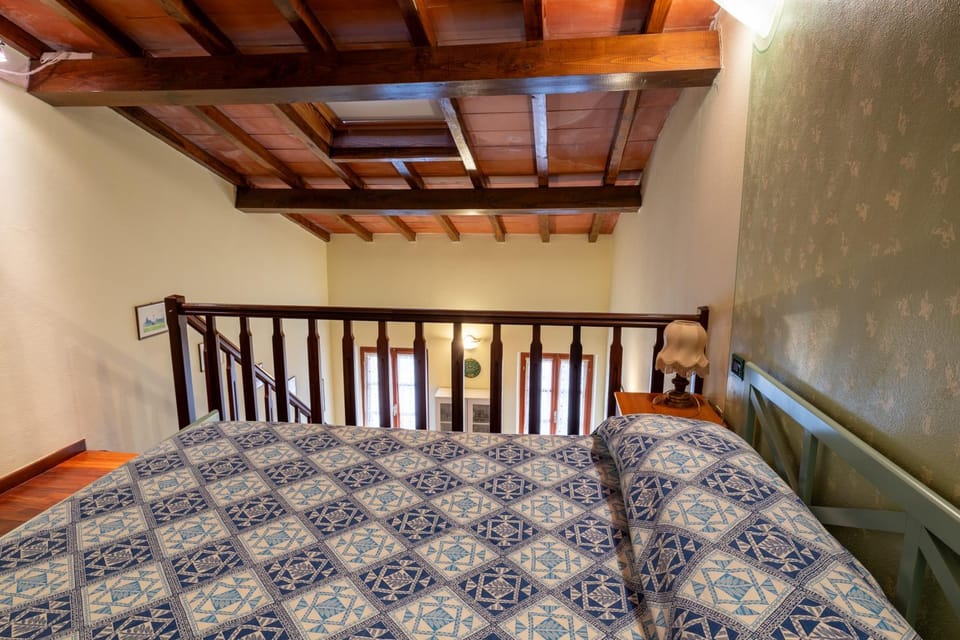 Bed, Photo of the whole room, Decorative detail, Bedroom, acessibility