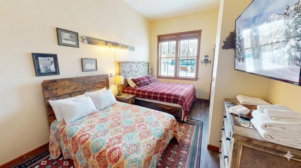 AS 434 Penthouse Ballhooter Views Cathedral Ceilings Sleeps 6 Apartment in Snowshoe