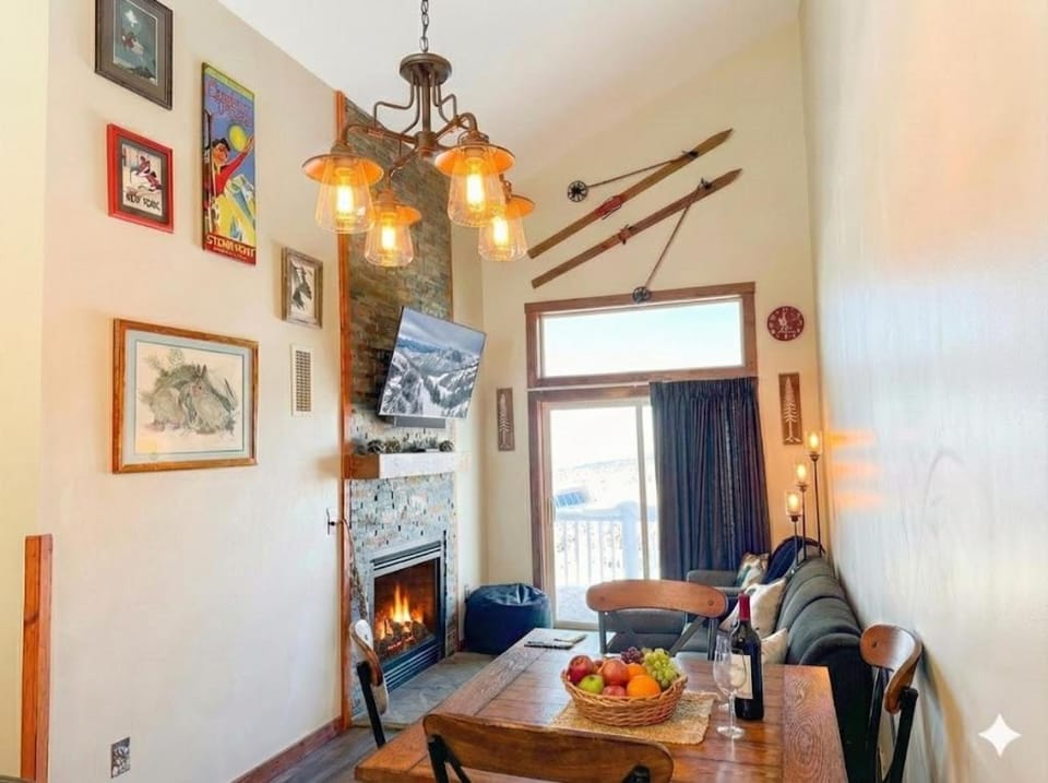 AS 434 Penthouse Ballhooter Views Cathedral Ceilings Sleeps 6 Apartment in Snowshoe
